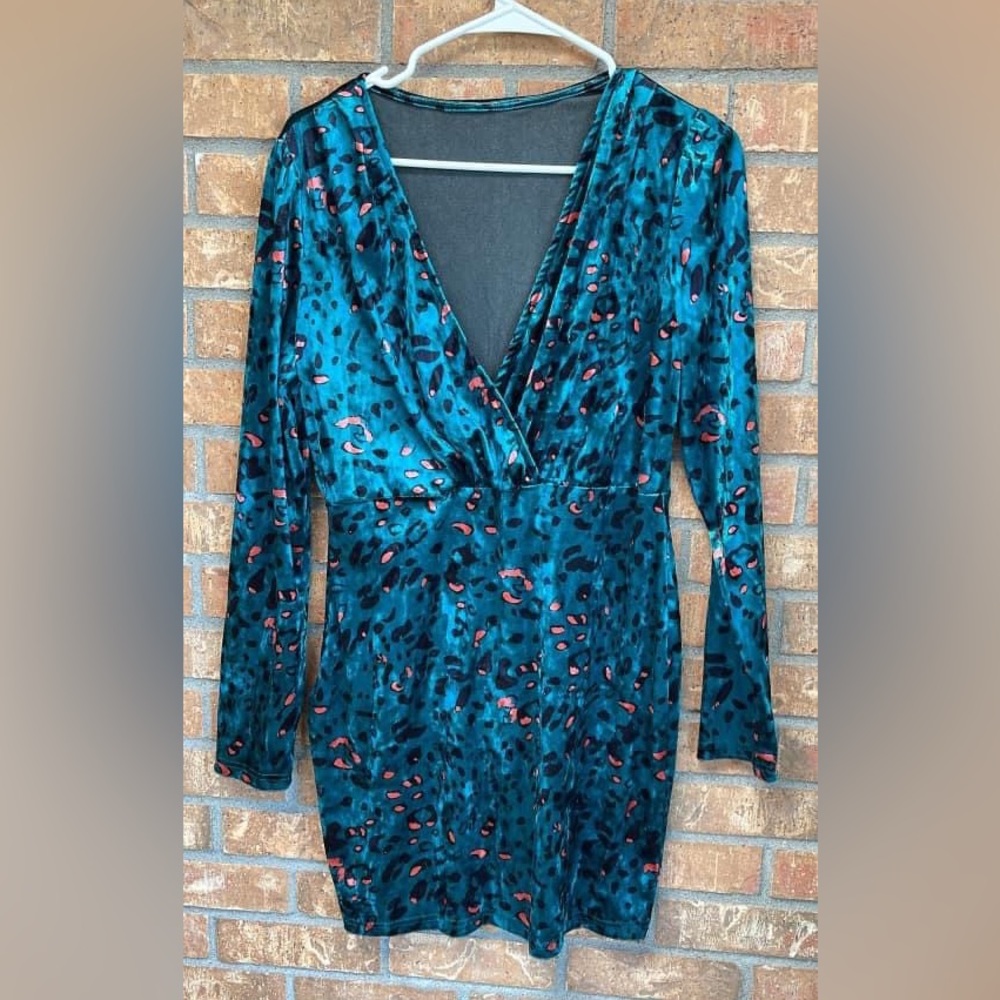 Leopard print Velvet Dress, Never worn, great condition, size Large